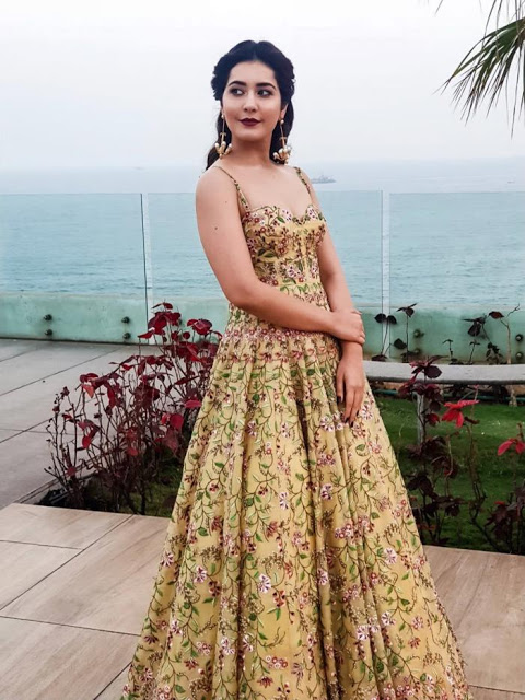 South Indian Glamorous Girl Rashi Khanna In Yellow Gown 5